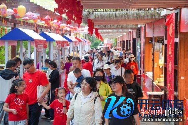 三亚海角海角景区迎客近3万 新春游园会吵杂开启